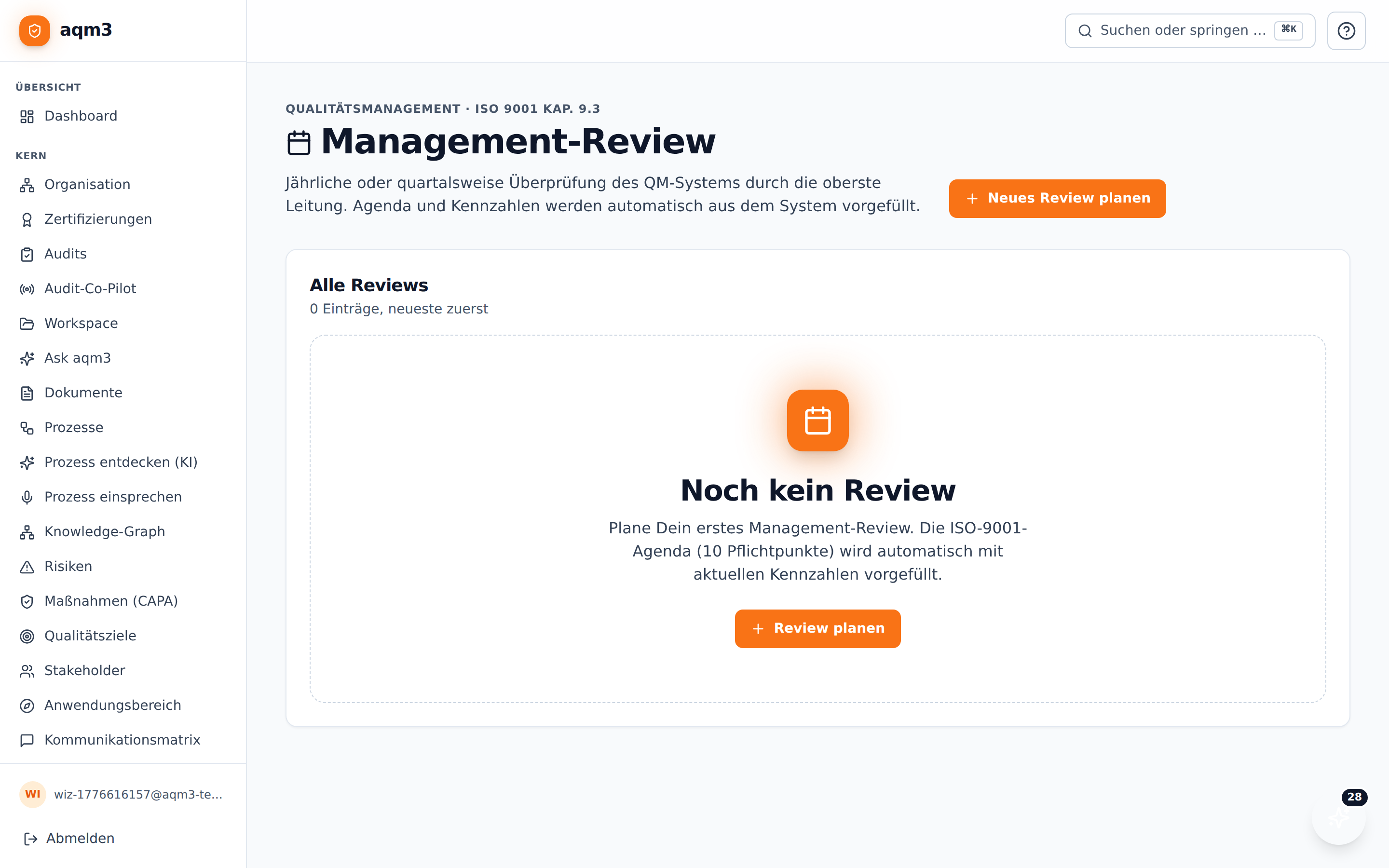 Management-Review mit 10 Agendapunkten und vorgefüllten Kennzahlen